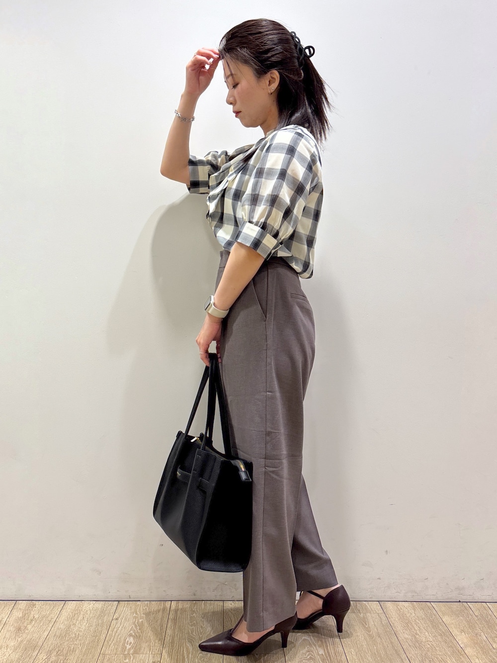 ホワイト系のシャツ/ブラウス、ブラウン系のその他パンツ、ブラック系のトートバッグを着用したレディースの夏コーディネートの4枚目の写真