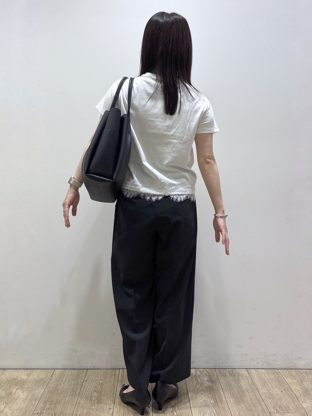 ホワイト系のTシャツ/カットソー、ブラック系のその他パンツ、ブラック系のトートバッグを着用したレディースの夏コーディネートの3枚目の写真