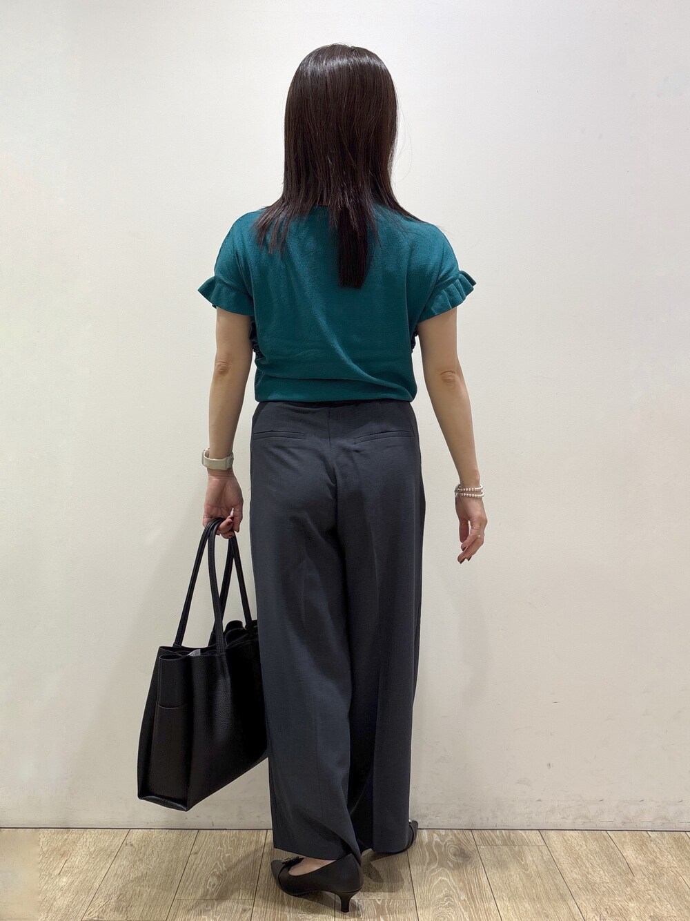 ブルー系のその他パンツ、ブラック系のトートバッグ、ブラック系のパンプスを着用したレディースの夏コーディネートの5枚目の写真
