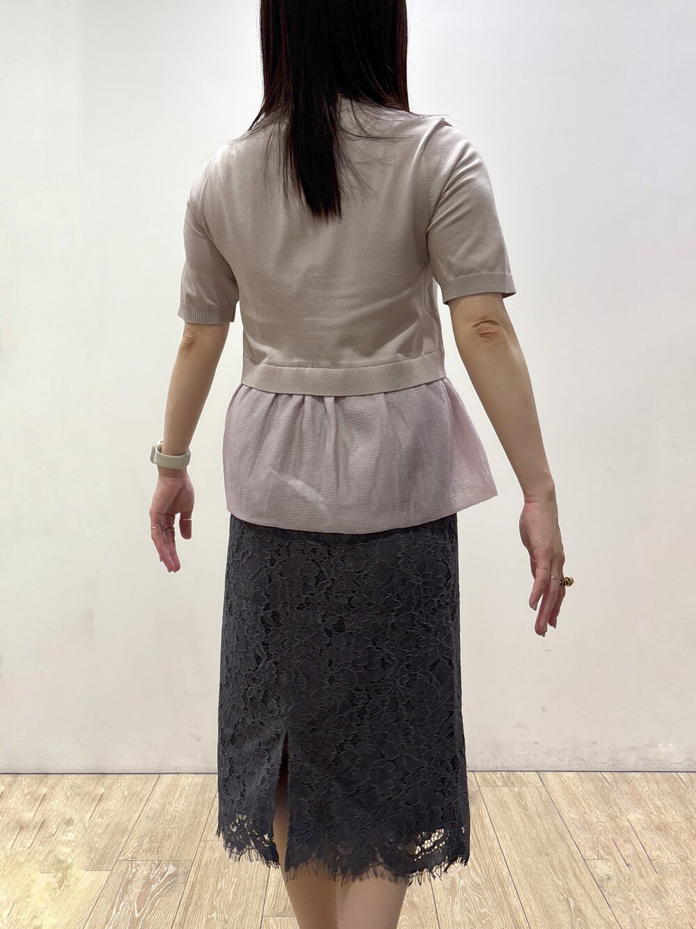 ベージュ系のカーディガン/ボレロ、グレー系のスカート、ベージュ系のトートバッグを着用したレディースの夏コーディネートの8枚目の写真