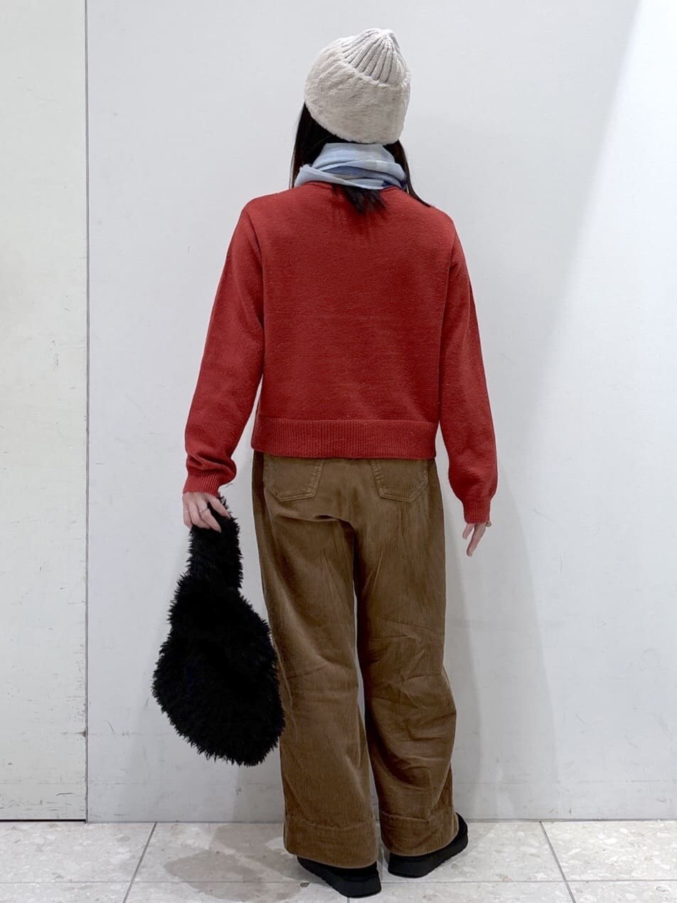 レッド系のカーディガン/ボレロ、イエロー系のその他パンツ、ブラック系のハンドバッグを着用したレディースの冬コーディネートの3枚目の写真