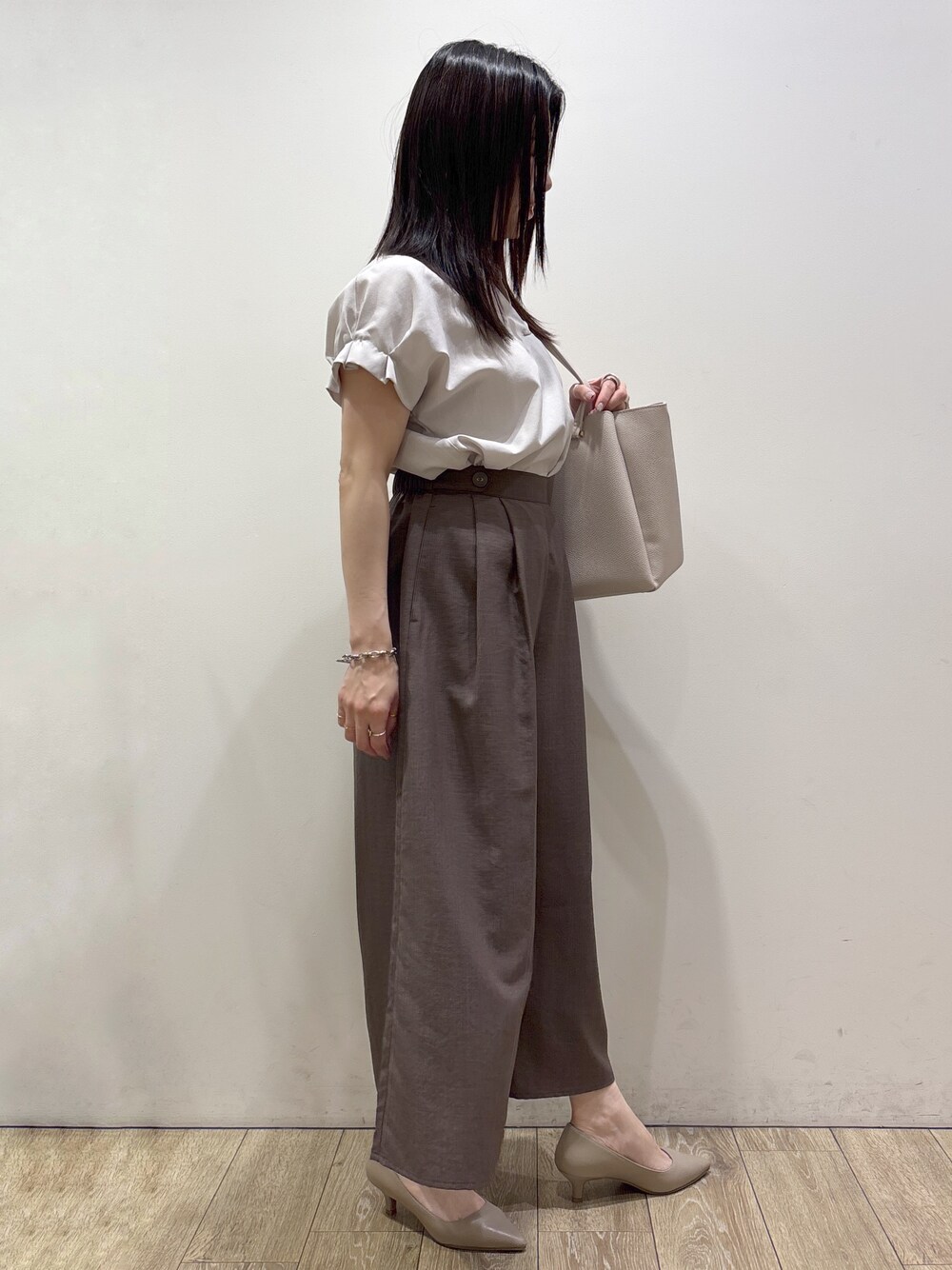 ベージュ系のシャツ/ブラウス、ブラウン系のその他パンツ、グレー系のトートバッグを着用したレディースの夏コーディネートの2枚目の写真