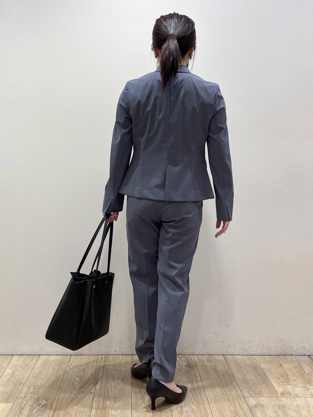 グレー系のテーラードジャケット、レッド系のTシャツ/カットソー、グレー系のその他パンツを着用したレディースの夏コーディネートの4枚目の写真