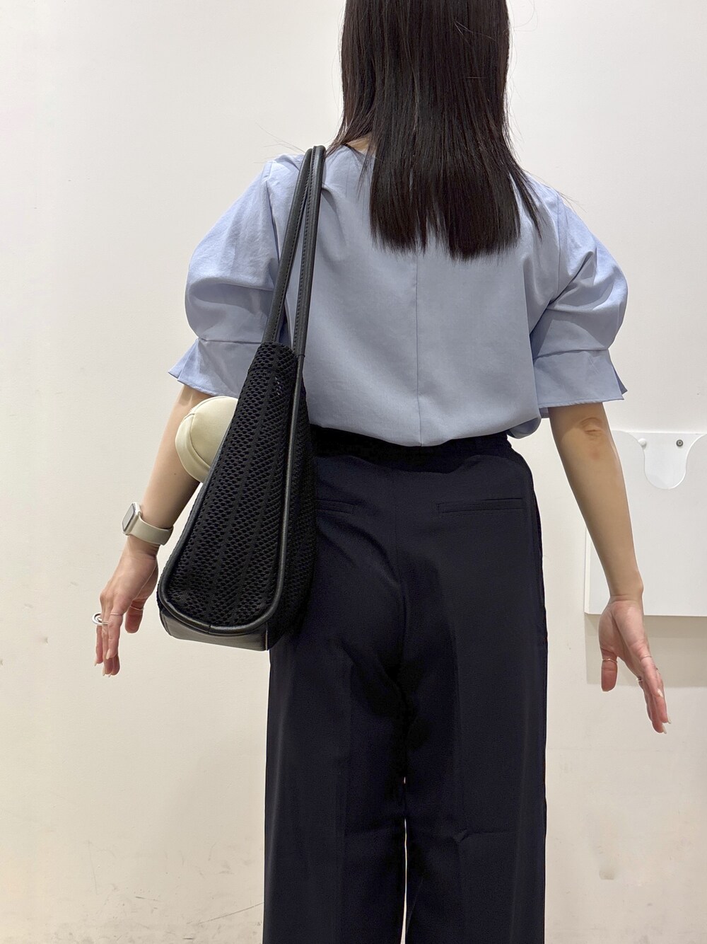 ブルー系のシャツ/ブラウス、ブルー系のその他パンツ、ブラック系のトートバッグを着用したレディースの夏コーディネートの8枚目の写真