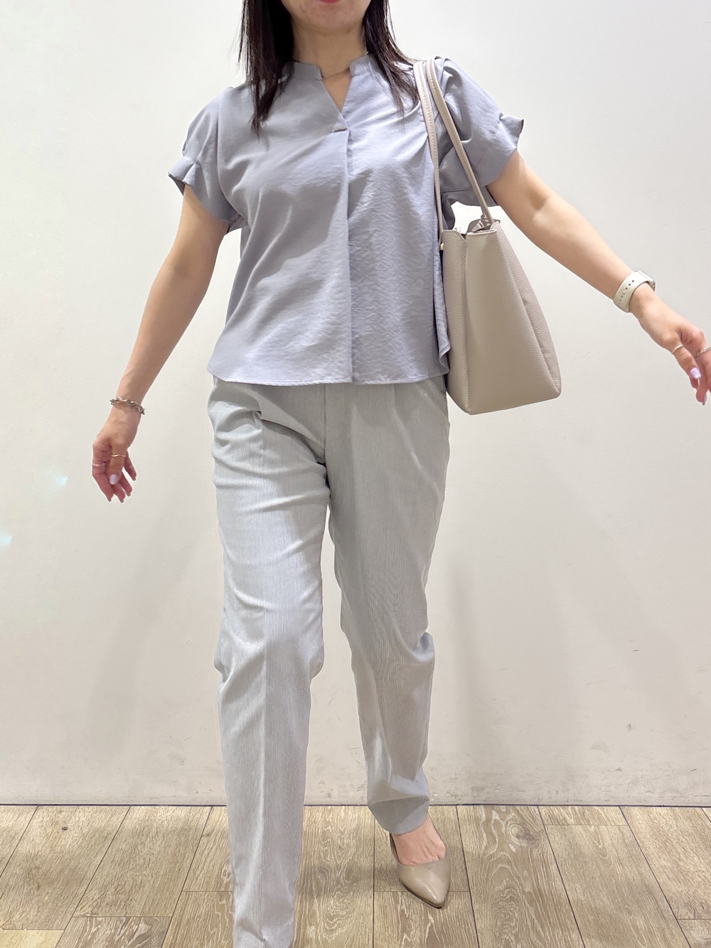 ブルー系のシャツ/ブラウス、ブルー系のその他パンツ、グレー系のトートバッグを着用したレディースの夏コーディネートの7枚目の写真