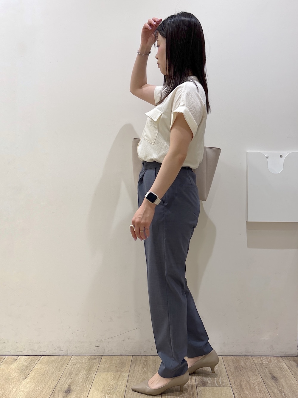 ホワイト系のシャツ/ブラウス、グレー系のその他パンツ、グレー系のトートバッグを着用したレディースの夏コーディネートの4枚目の写真