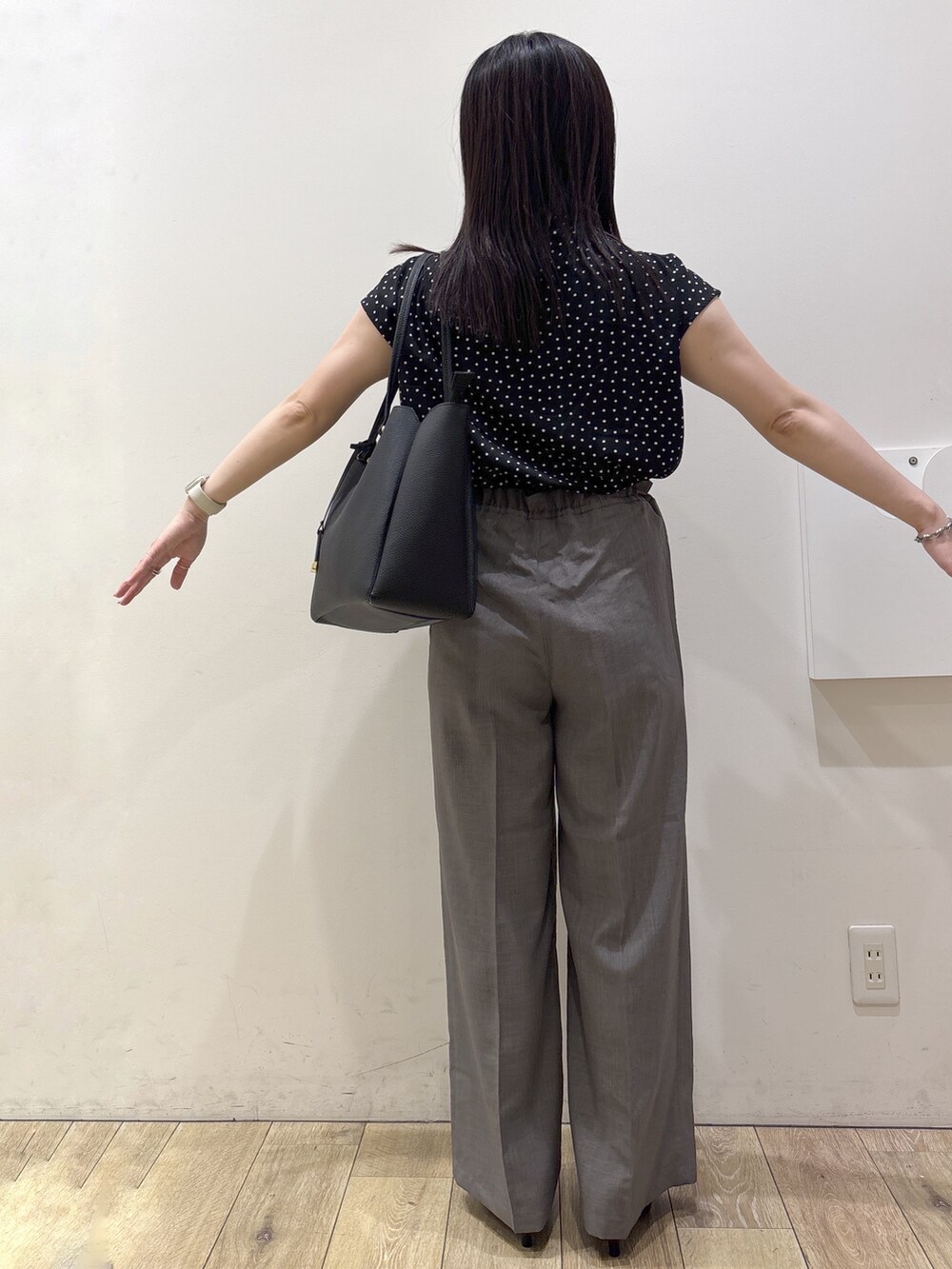 ブラック系のシャツ/ブラウス、グレー系のその他パンツ、ブラック系のトートバッグを着用したレディースの夏コーディネートの3枚目の写真