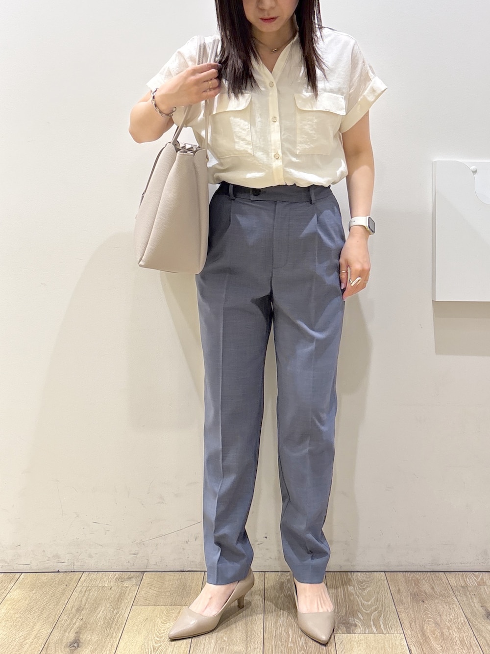 ホワイト系のシャツ/ブラウス、グレー系のその他パンツ、グレー系のトートバッグを着用したレディースの夏コーディネートの9枚目の写真