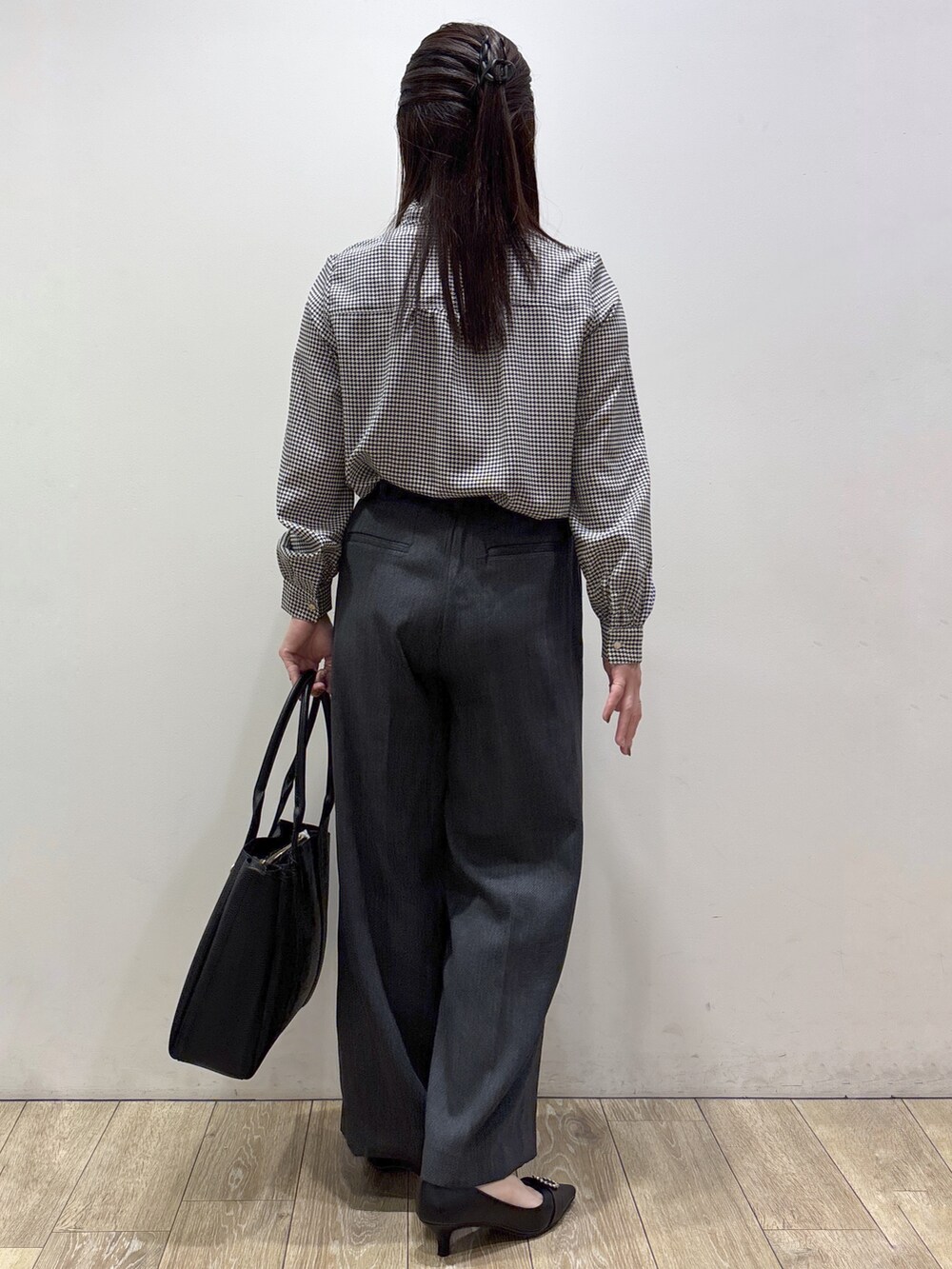 ブラック系のシャツ/ブラウス、グレー系のその他パンツ、ブラック系のトートバッグを着用したレディースの秋コーディネートの3枚目の写真