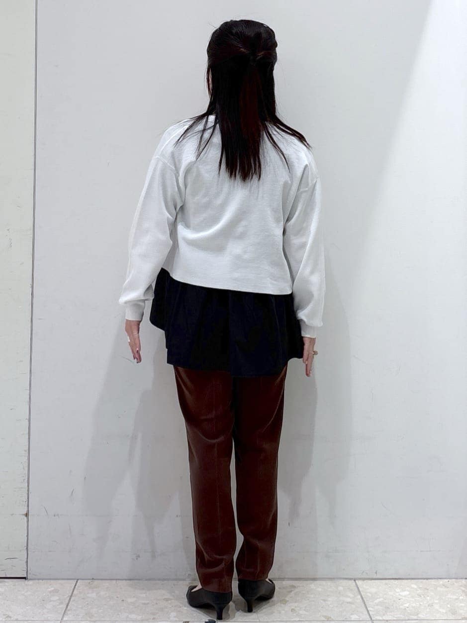 ブラック系のTシャツ/カットソー、ホワイト系のカーディガン/ボレロ、ブラウン系のその他パンツを着用したレディースの春コーディネートの8枚目の写真