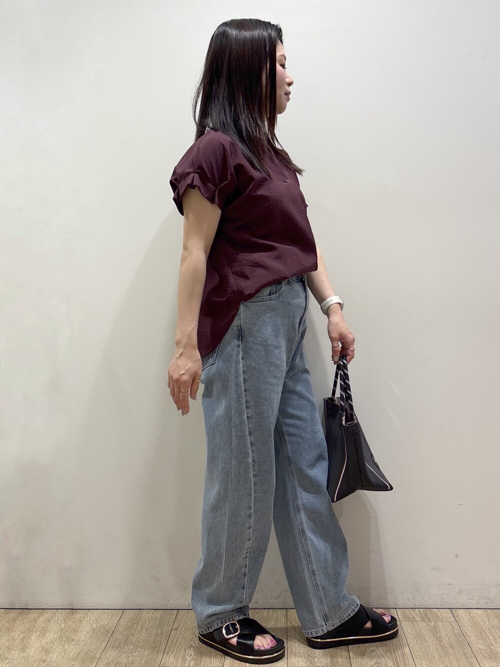 レッド系のシャツ/ブラウス、ブルー系のデニムパンツ、グレー系のトートバッグを着用したレディースの夏コーディネートの2枚目の写真