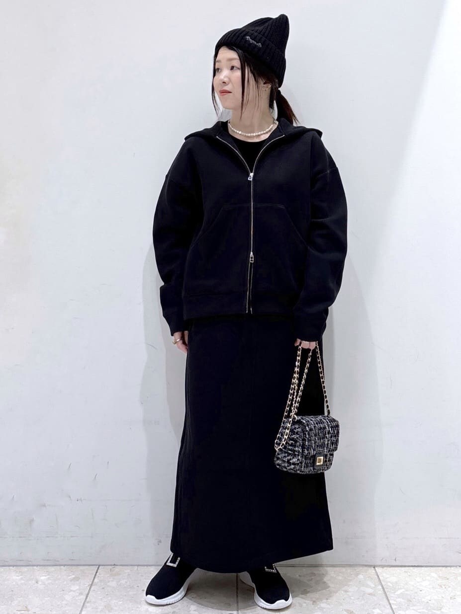 ブラック系のカーディガン/ボレロ、ブラック系のTシャツ/カットソー、レッド系のシャツ/ブラウスを着用したレディースの秋コーディネートの8枚目の写真