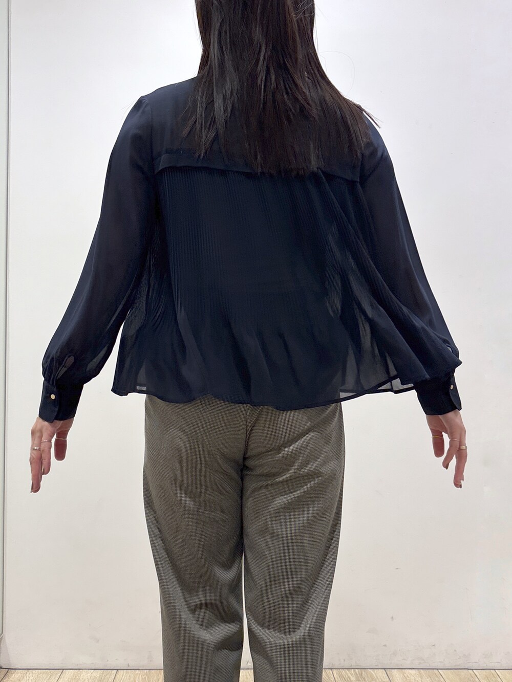 ブルー系のシャツ/ブラウス、ブラック系のその他パンツ、ブラック系のトートバッグを着用したレディースの秋コーディネートの7枚目の写真