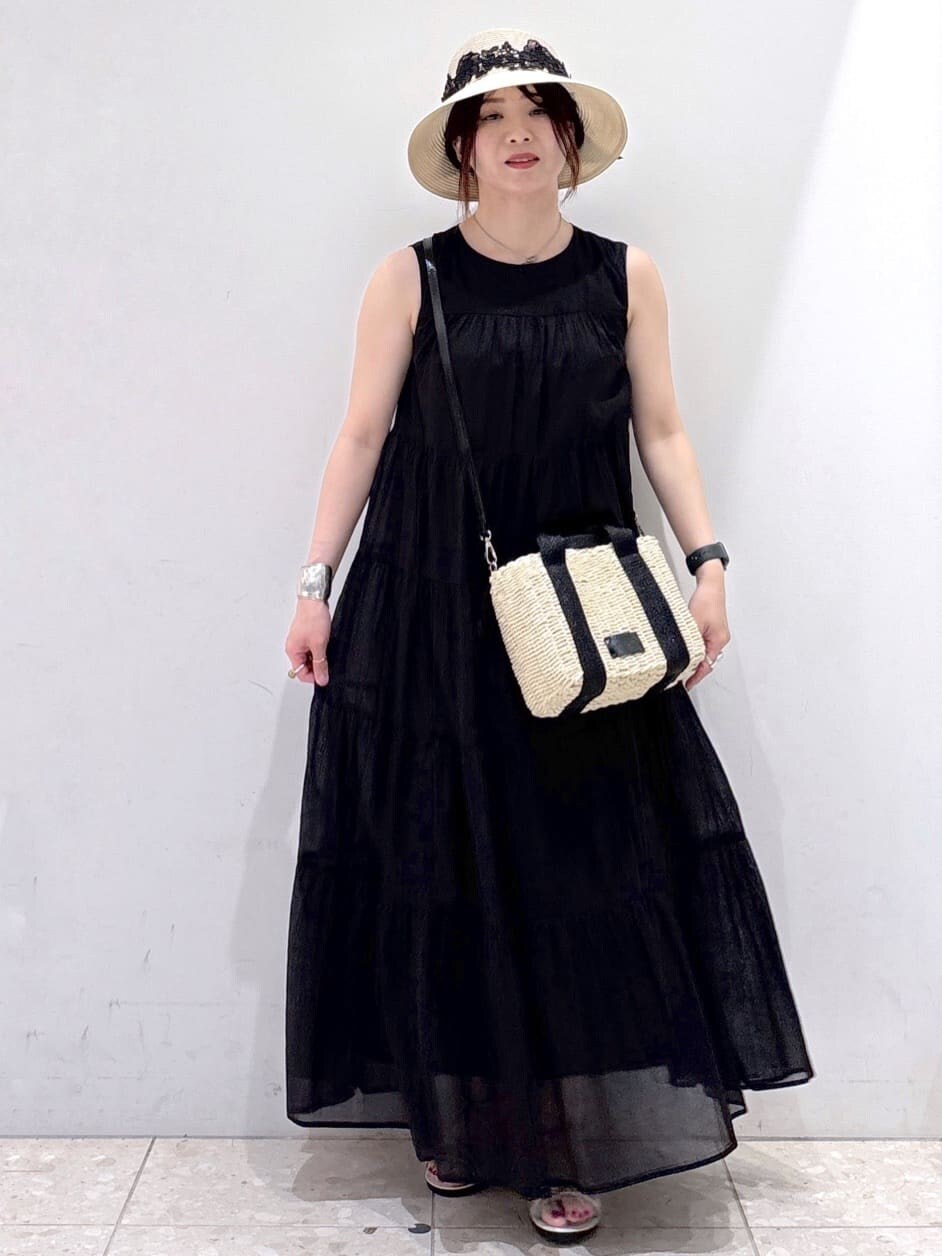 ブラック系のワンピース、ブラック系のショルダーバッグ、シルバー系のサンダルを着用したレディースの夏コーディネートの5枚目の写真