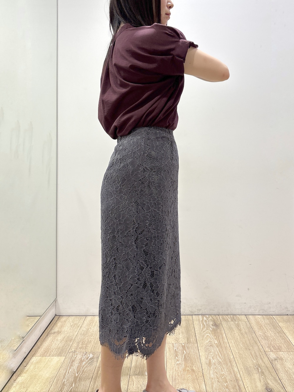 レッド系のシャツ/ブラウス、グレー系のスカート、グレー系のトートバッグを着用したレディースの夏コーディネートの7枚目の写真