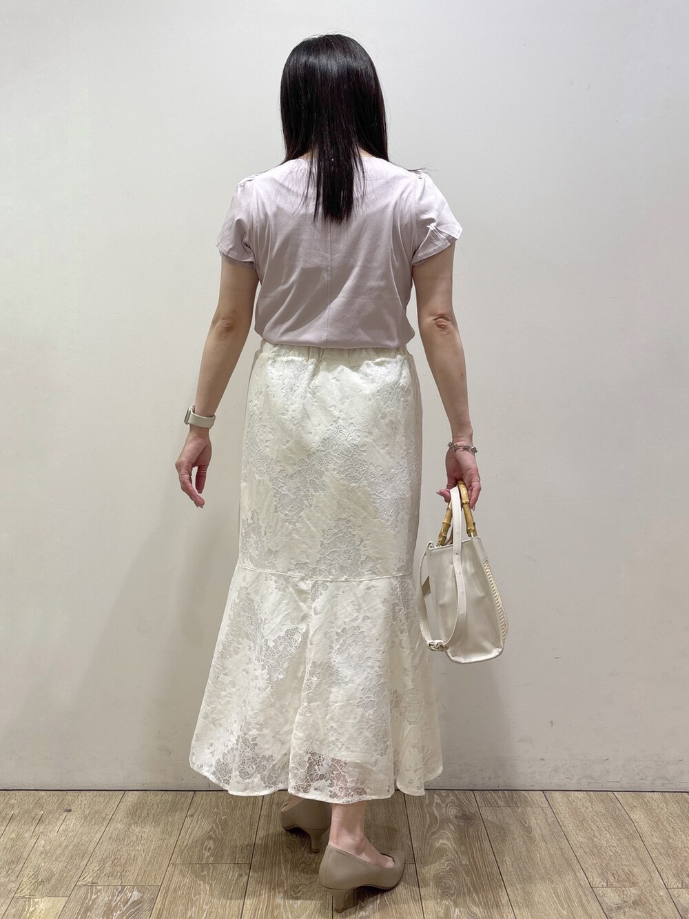 ピンク系のTシャツ/カットソー、ホワイト系のスカート、ホワイト系のトートバッグを着用したレディースの夏コーディネートの3枚目の写真