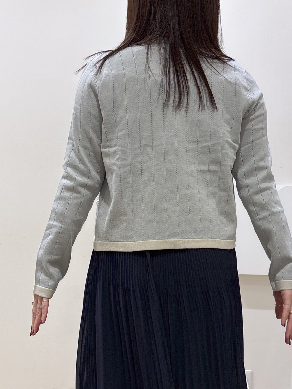 ブルー系のカーディガン/ボレロ、ブルー系のワンピース、ブラック系のトートバッグを着用したレディースの秋コーディネートの7枚目の写真