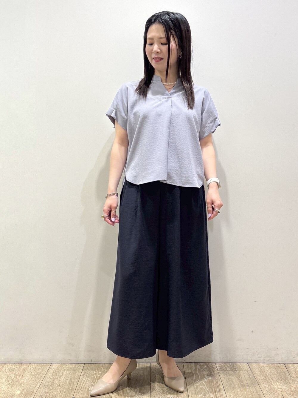 ブルー系のシャツ/ブラウス、ブルー系のその他パンツ、ブラック系のトートバッグを着用したレディースの夏コーディネートの8枚目の写真