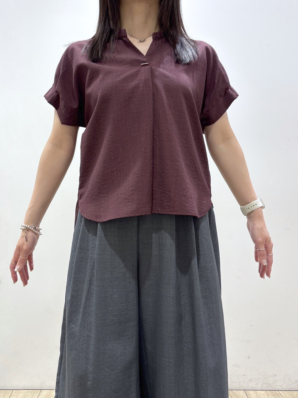 レッド系のシャツ/ブラウス、グレー系のその他パンツ、ブラック系のトートバッグを着用したレディースの夏コーディネートの4枚目の写真