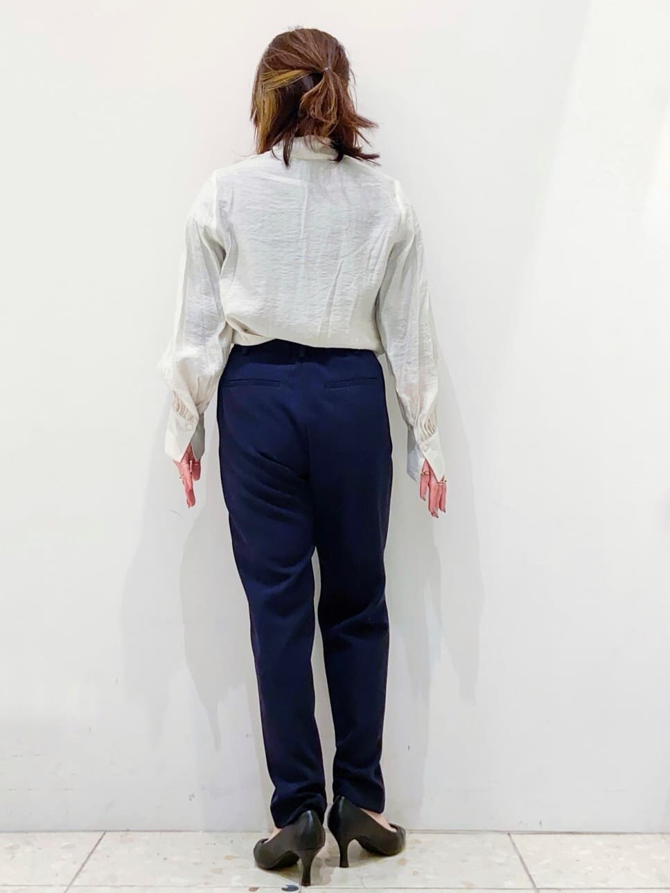 ブルー系のその他パンツ、ブラック系のパンプスを着用したレディースの春コーディネートの3枚目の写真