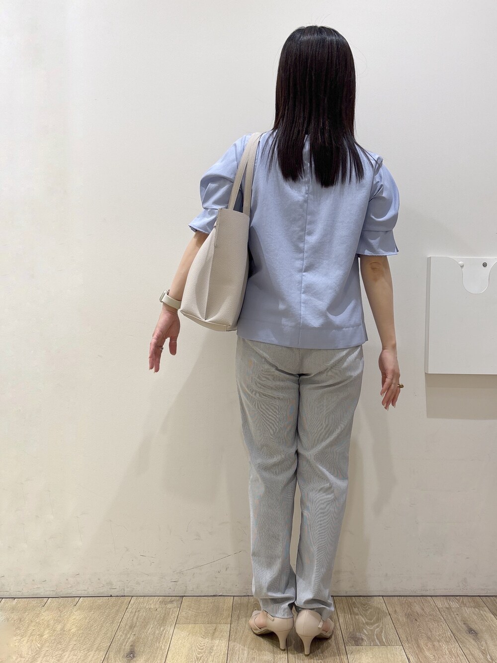 ブルー系のシャツ/ブラウス、ブルー系のその他パンツ、グレー系のトートバッグを着用したレディースの夏コーディネートの3枚目の写真