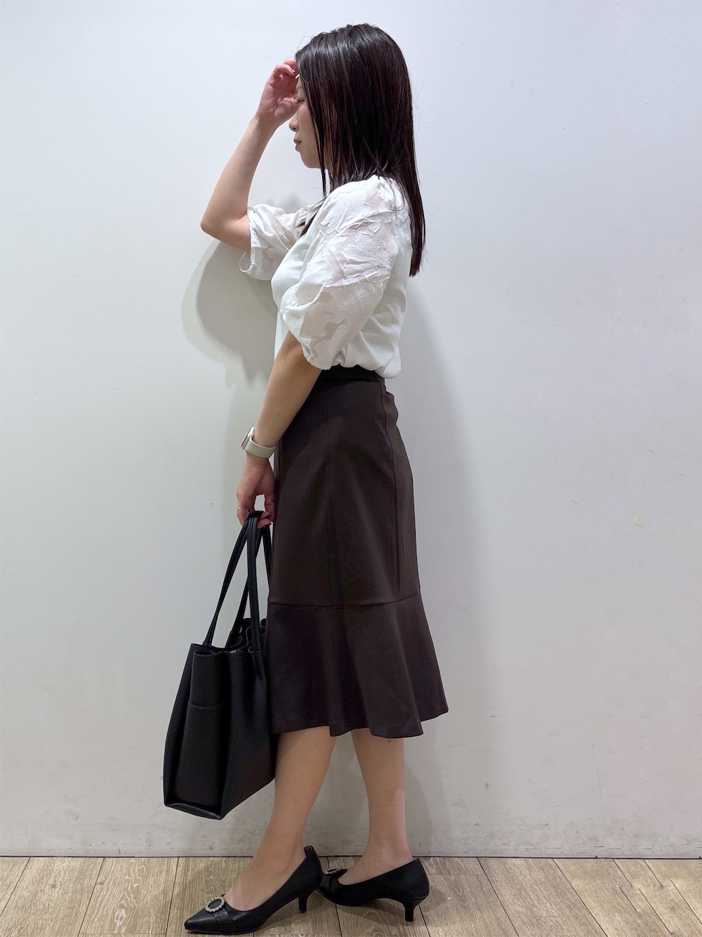 ホワイト系のTシャツ/カットソー、ブラウン系のスカート、ブラック系のトートバッグを着用したレディースの夏コーディネートの4枚目の写真