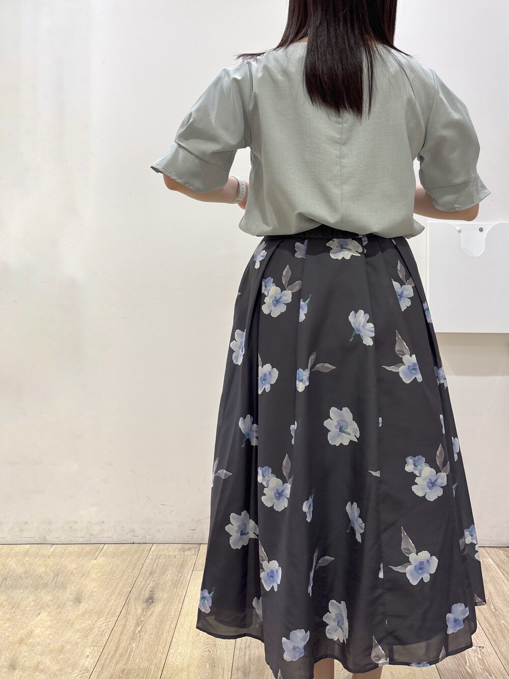グレー系のスカート、ホワイト系のトートバッグ、ベージュ系のサンダルを着用したレディースの夏コーディネートの8枚目の写真