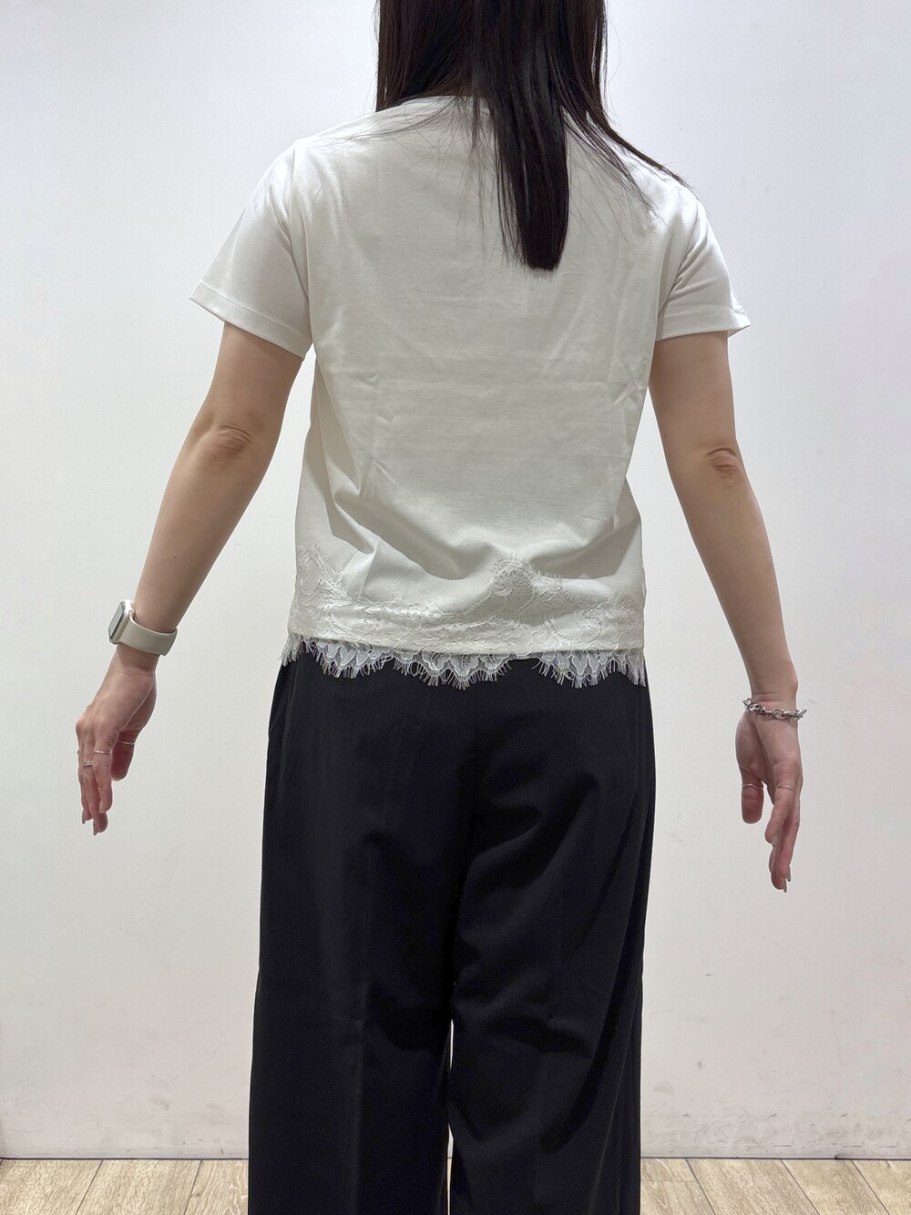 ホワイト系のTシャツ/カットソー、ブラック系のその他パンツ、ブラック系のトートバッグを着用したレディースの夏コーディネートの9枚目の写真