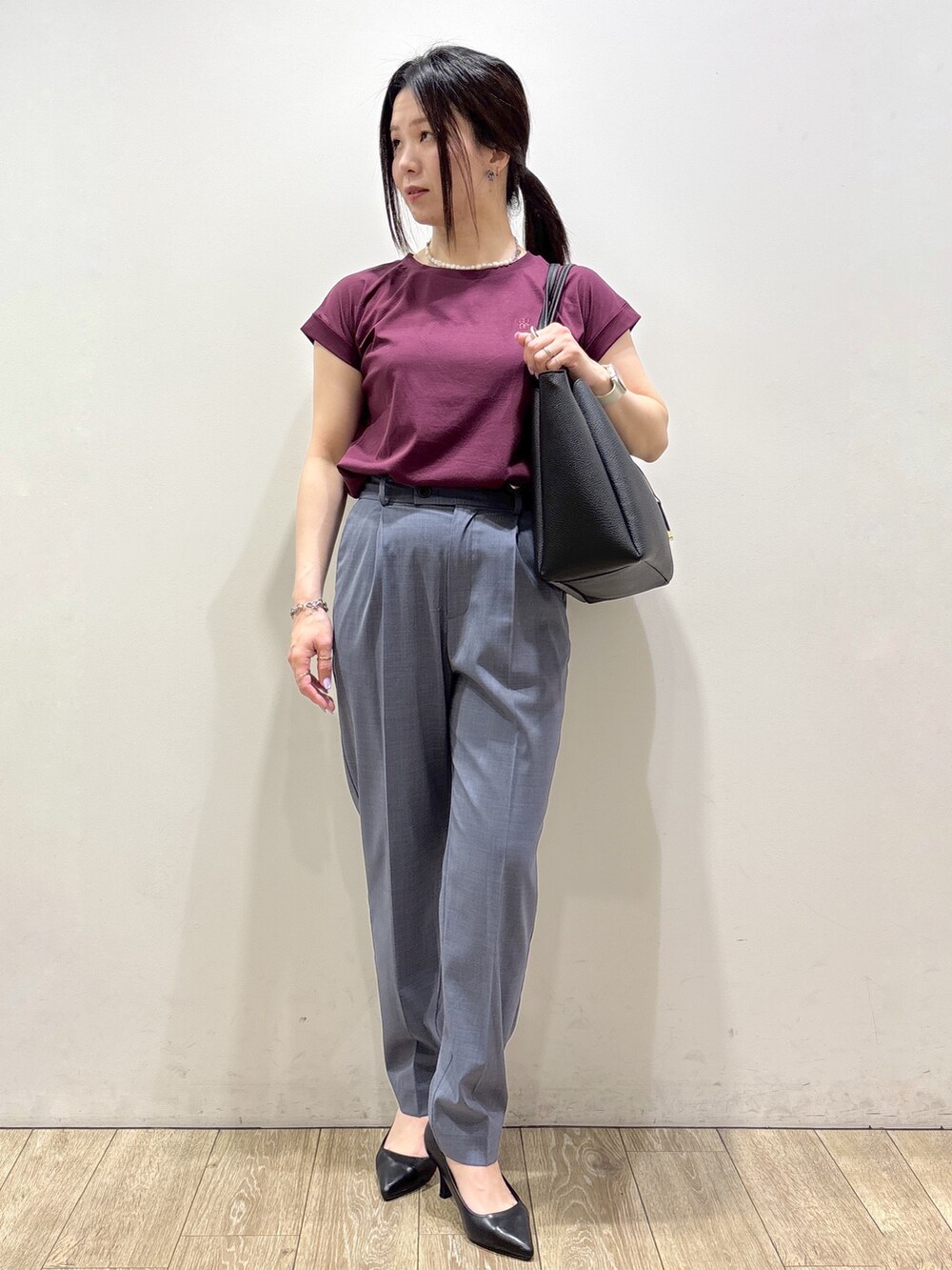 グレー系のテーラードジャケット、レッド系のTシャツ/カットソー、グレー系のその他パンツを着用したレディースの夏コーディネートの9枚目の写真