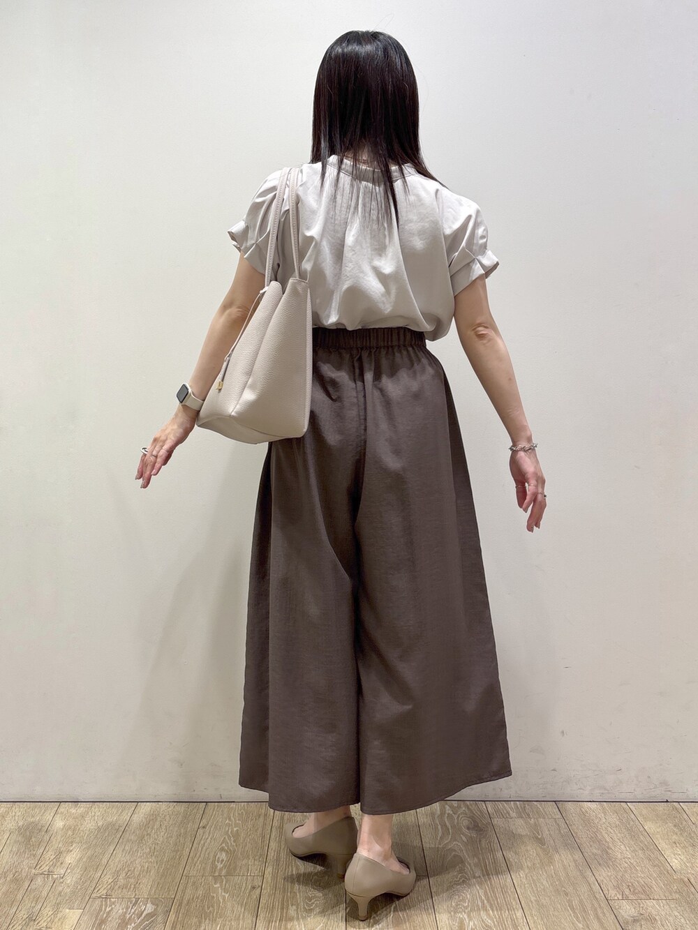 ベージュ系のシャツ/ブラウス、ブラウン系のその他パンツ、グレー系のトートバッグを着用したレディースの夏コーディネートの3枚目の写真