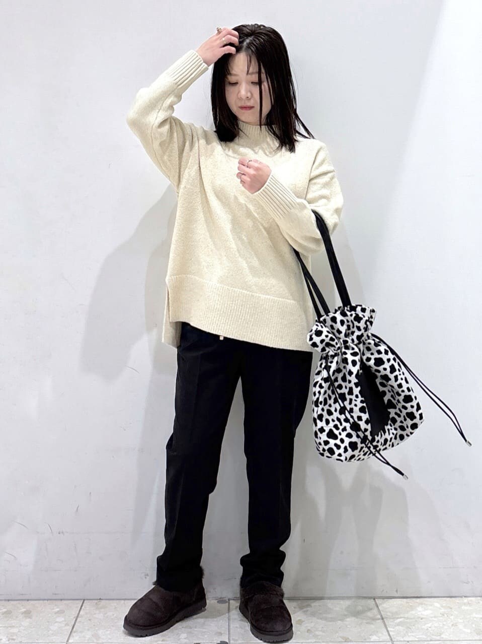 ベージュ系のピーコート、ベージュ系のニット/セーター、ブラック系のその他パンツを着用したレディースの冬コーディネートの7枚目の写真