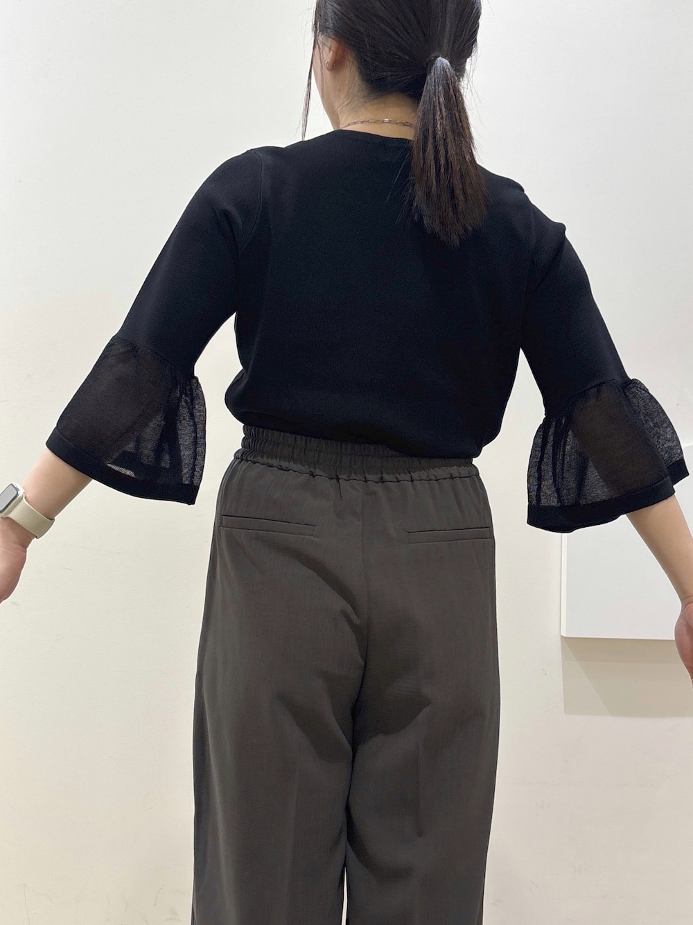 ベージュ系のパンプス、グレー系のカーディガン/ボレロ、ベージュ系のトートバッグを着用したレディースの春コーディネートの7枚目の写真