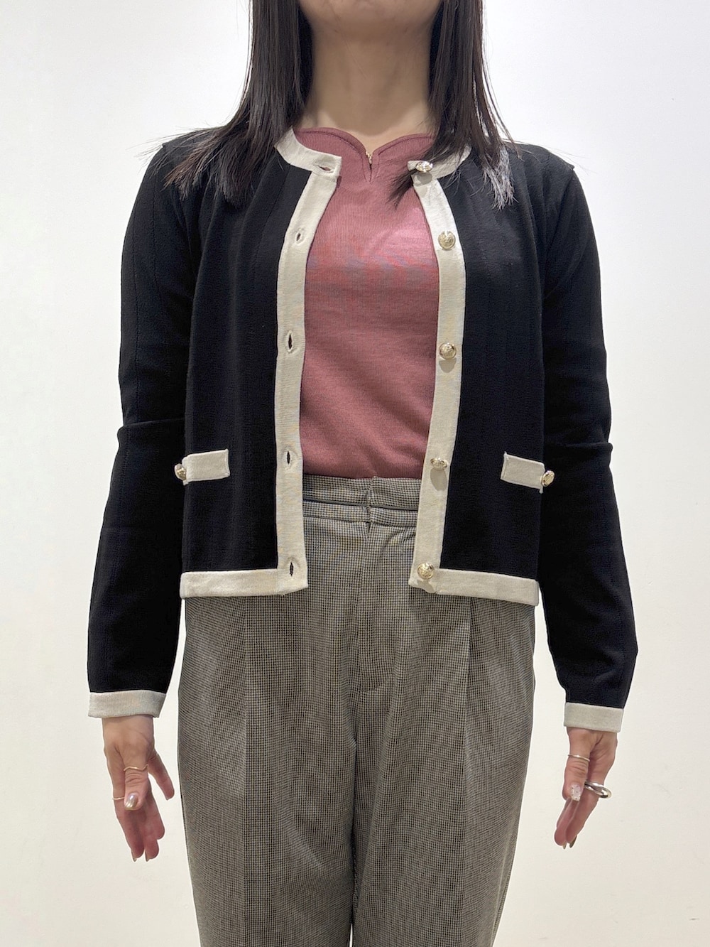ブラック系のカーディガン/ボレロ、ピンク系のニット/セーター、ブラック系のその他パンツを着用したレディースの秋コーディネートの5枚目の写真