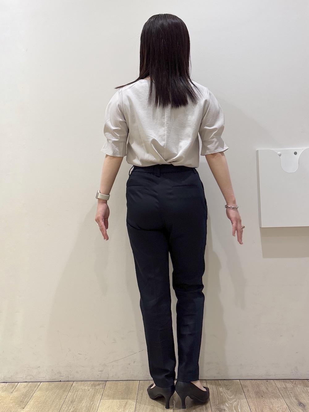 ブラック系のパンプス、グレー系のトートバッグ、ブルー系のその他パンツを着用したレディースの春コーディネートの7枚目の写真