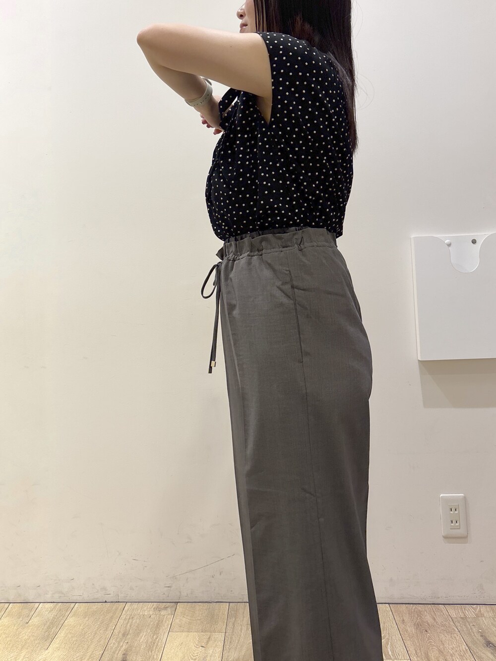 ブラック系のシャツ/ブラウス、グレー系のその他パンツ、ブラック系のトートバッグを着用したレディースの夏コーディネートの9枚目の写真