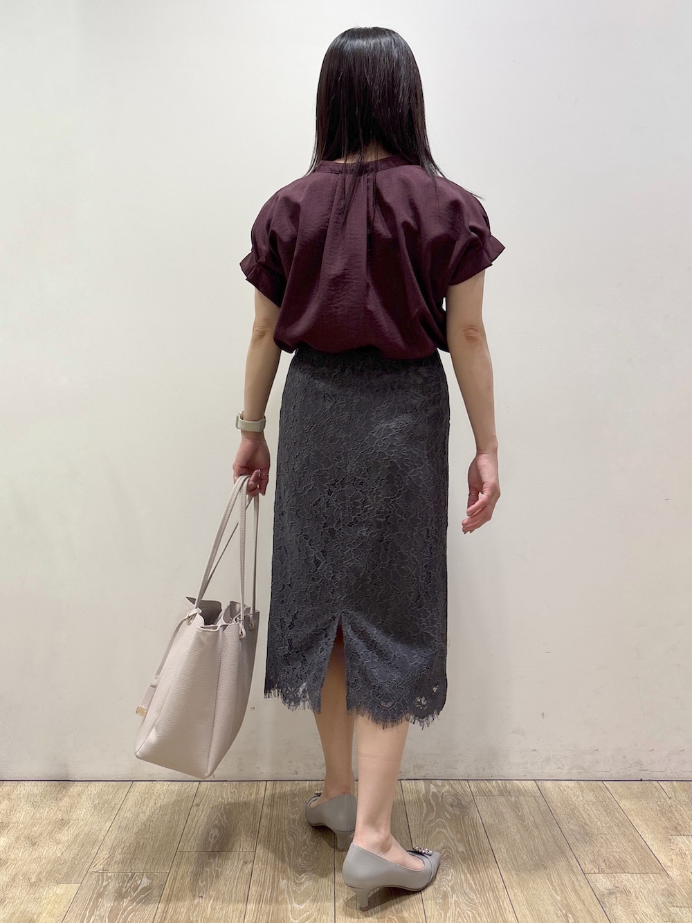 レッド系のシャツ/ブラウス、グレー系のスカート、グレー系のトートバッグを着用したレディースの夏コーディネートの3枚目の写真
