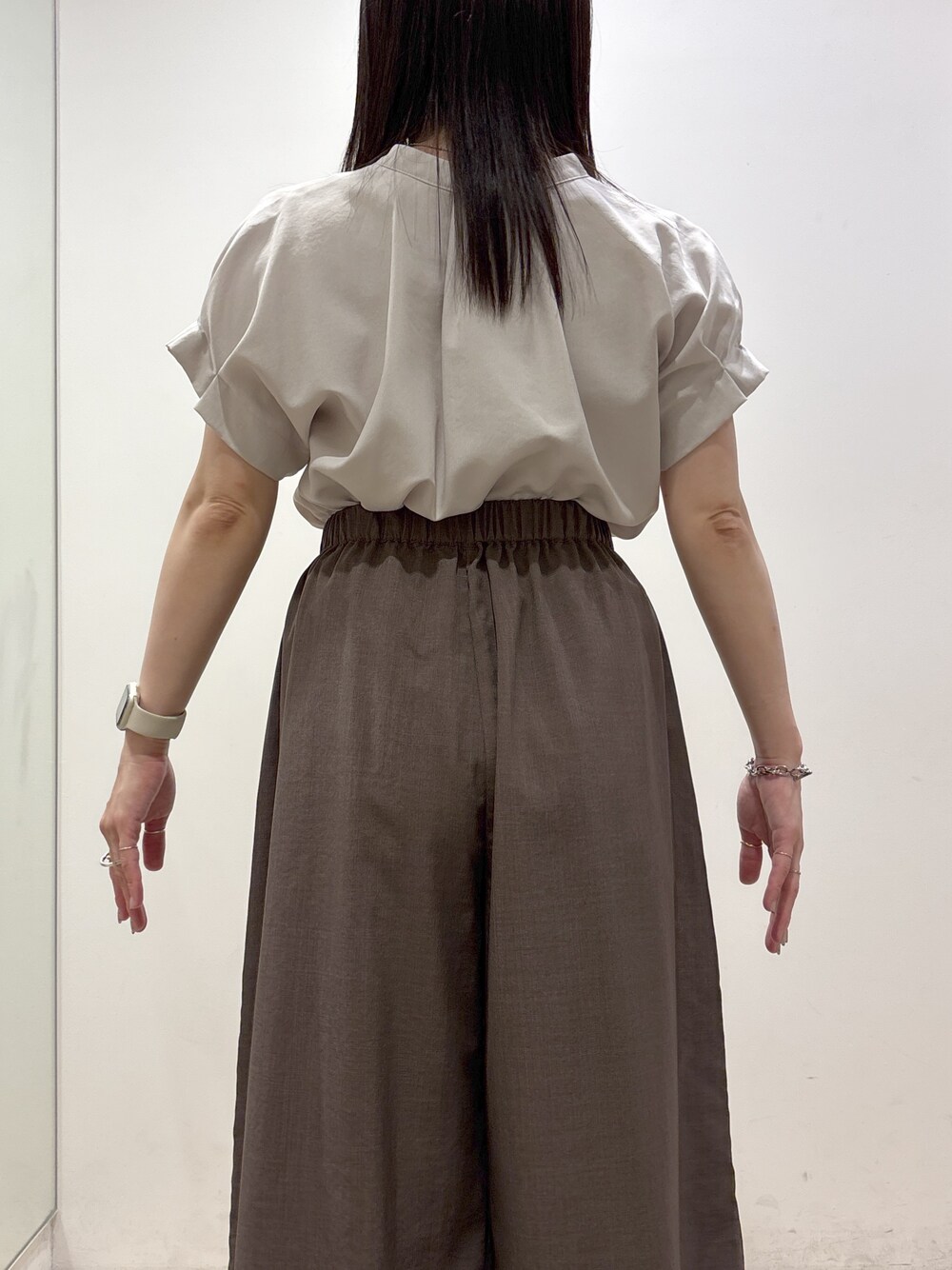ベージュ系のシャツ/ブラウス、ブラウン系のその他パンツ、グレー系のトートバッグを着用したレディースの夏コーディネートの7枚目の写真