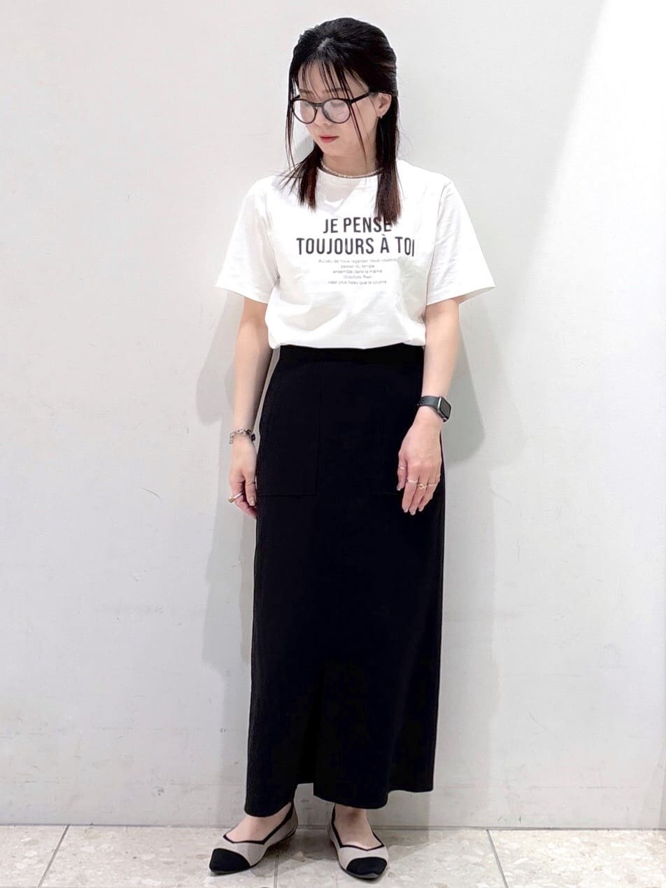ブルー系のデニムジャケット、ホワイト系のTシャツ/カットソー、ブラック系のスカートを着用したレディースの春コーディネートの6枚目の写真