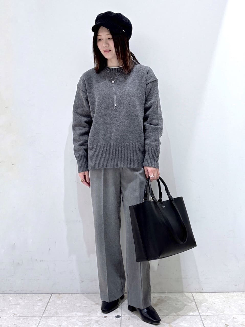 ベージュ系のピーコート、グレー系のニット/セーター、ホワイト系のTシャツ/カットソーを着用したレディースの冬コーディネートの5枚目の写真