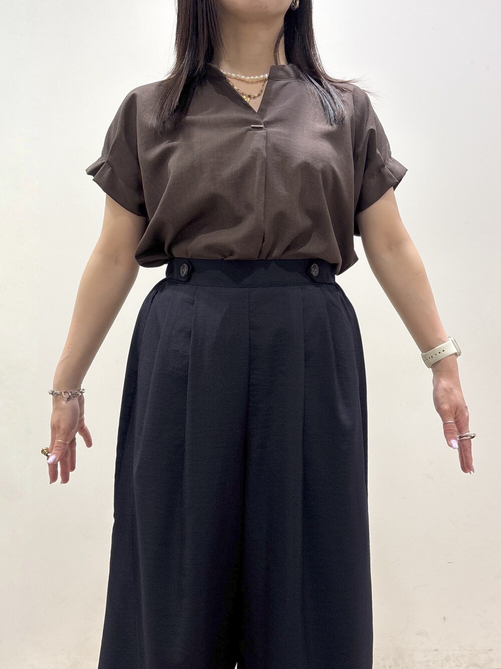 ブラウン系のシャツ/ブラウス、ブルー系のその他パンツ、ブラック系のトートバッグを着用したレディースの夏コーディネートの7枚目の写真