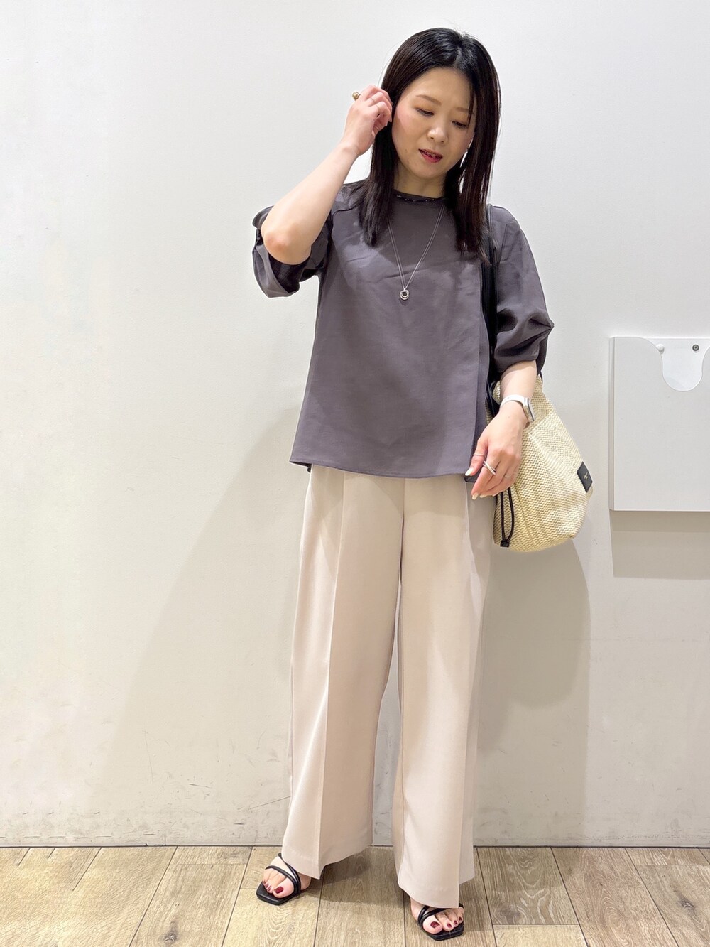 ブラウン系のシャツ/ブラウス、ベージュ系のその他パンツ、ホワイト系のトートバッグを着用したレディースの夏コーディネートの10枚目の写真