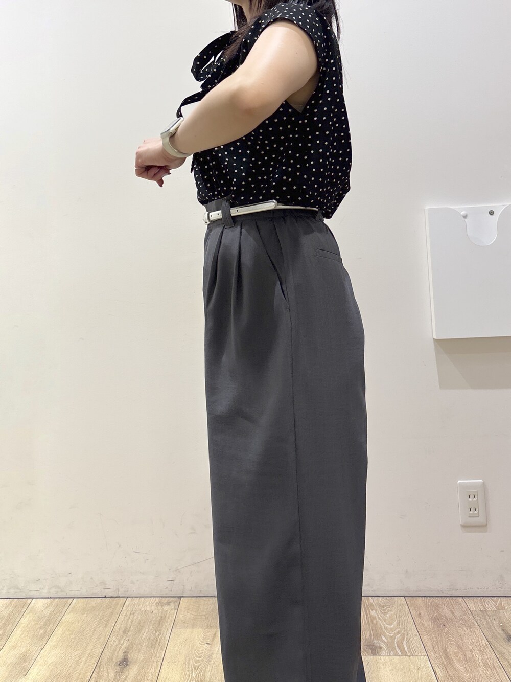 ブラック系のシャツ/ブラウス、グレー系のその他パンツ、ブラック系のトートバッグを着用したレディースの夏コーディネートの8枚目の写真