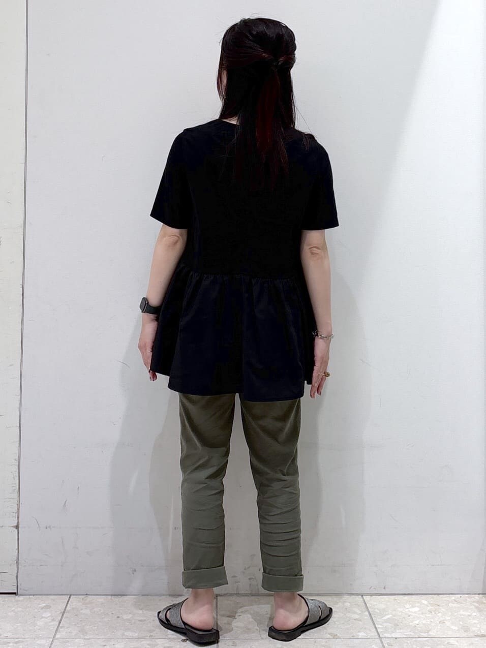ブラック系のTシャツ/カットソー、グリーン系のその他パンツ、シルバー系のサンダルを着用したレディースの春コーディネートの3枚目の写真