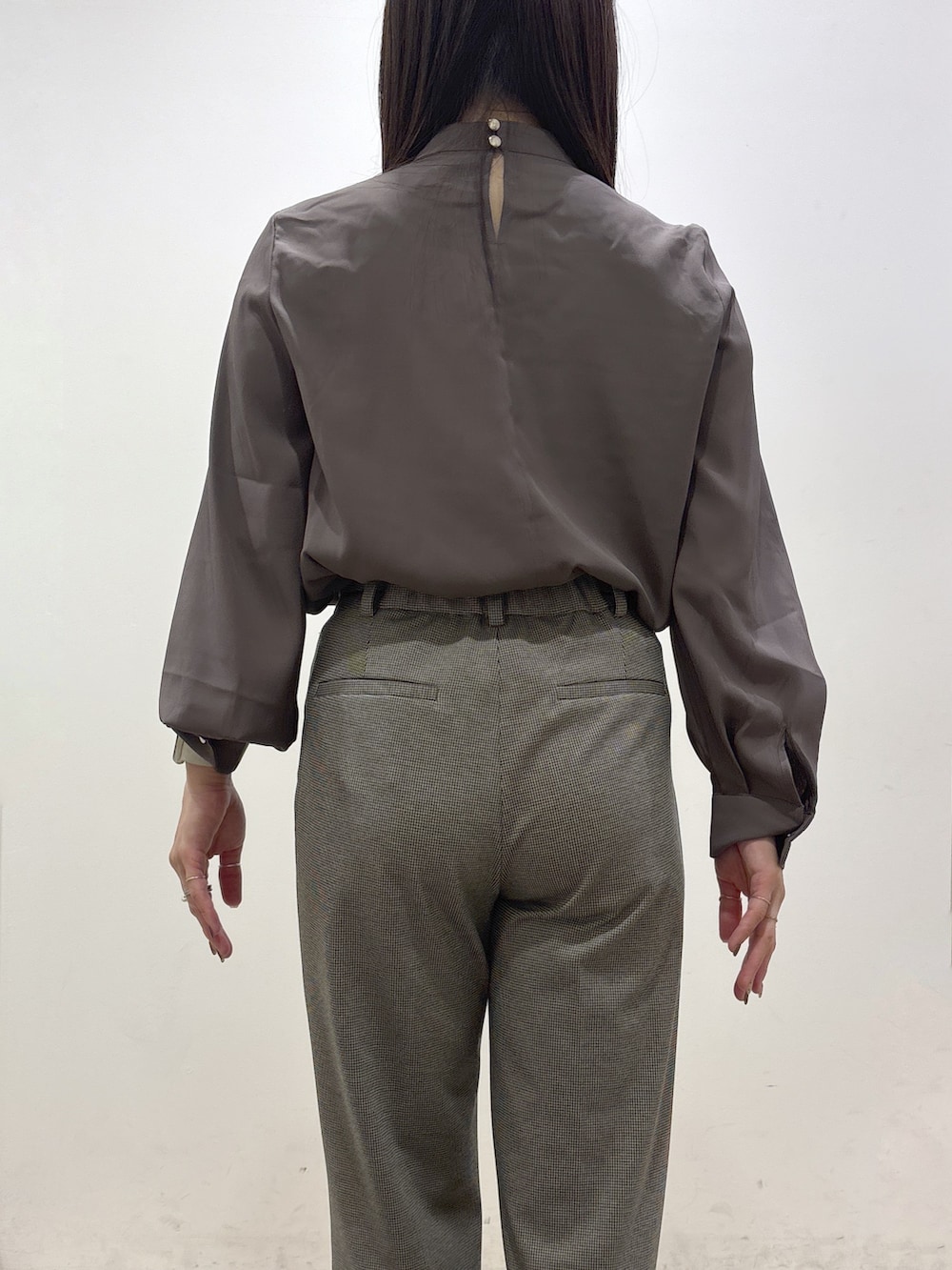 ブラウン系のシャツ/ブラウス、ブラック系のその他パンツ、ブラック系のトートバッグを着用したレディースの秋コーディネートの8枚目の写真