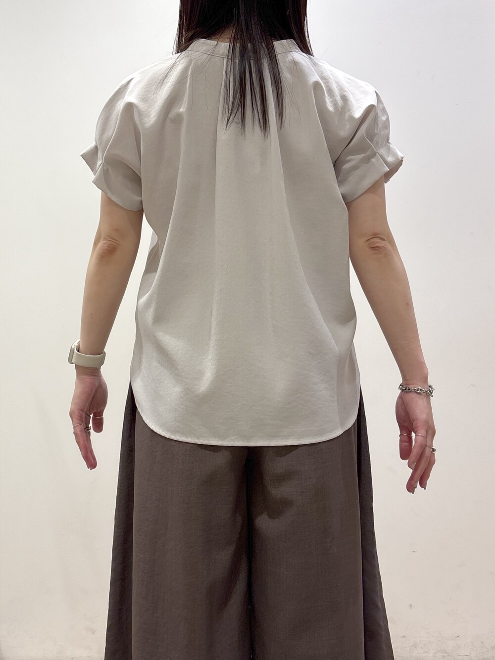 ベージュ系のシャツ/ブラウス、ブラウン系のその他パンツ、グレー系のトートバッグを着用したレディースの夏コーディネートの7枚目の写真