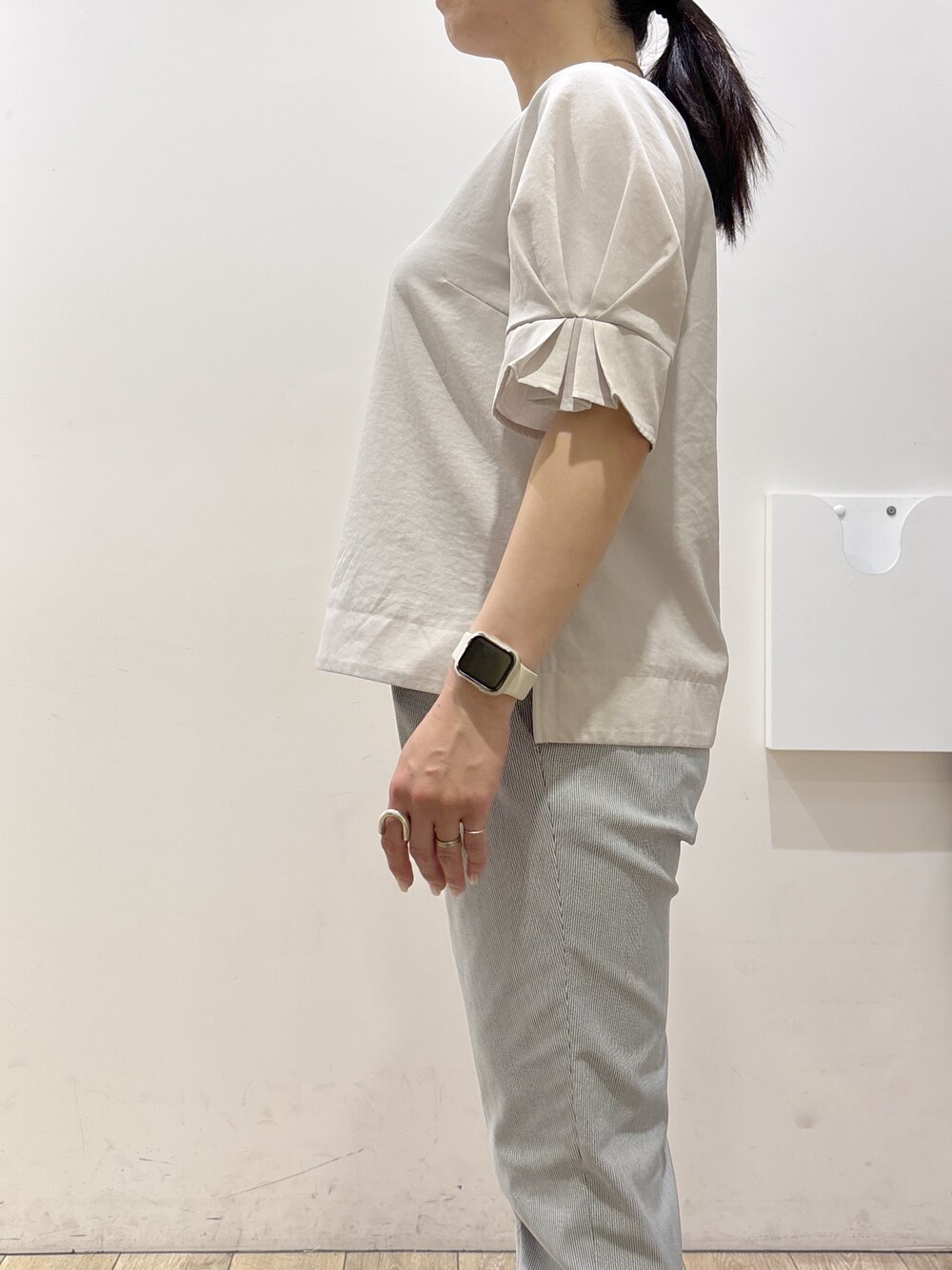 ベージュ系のシャツ/ブラウス、ブルー系のその他パンツ、グレー系のトートバッグを着用したレディースの夏コーディネートの6枚目の写真