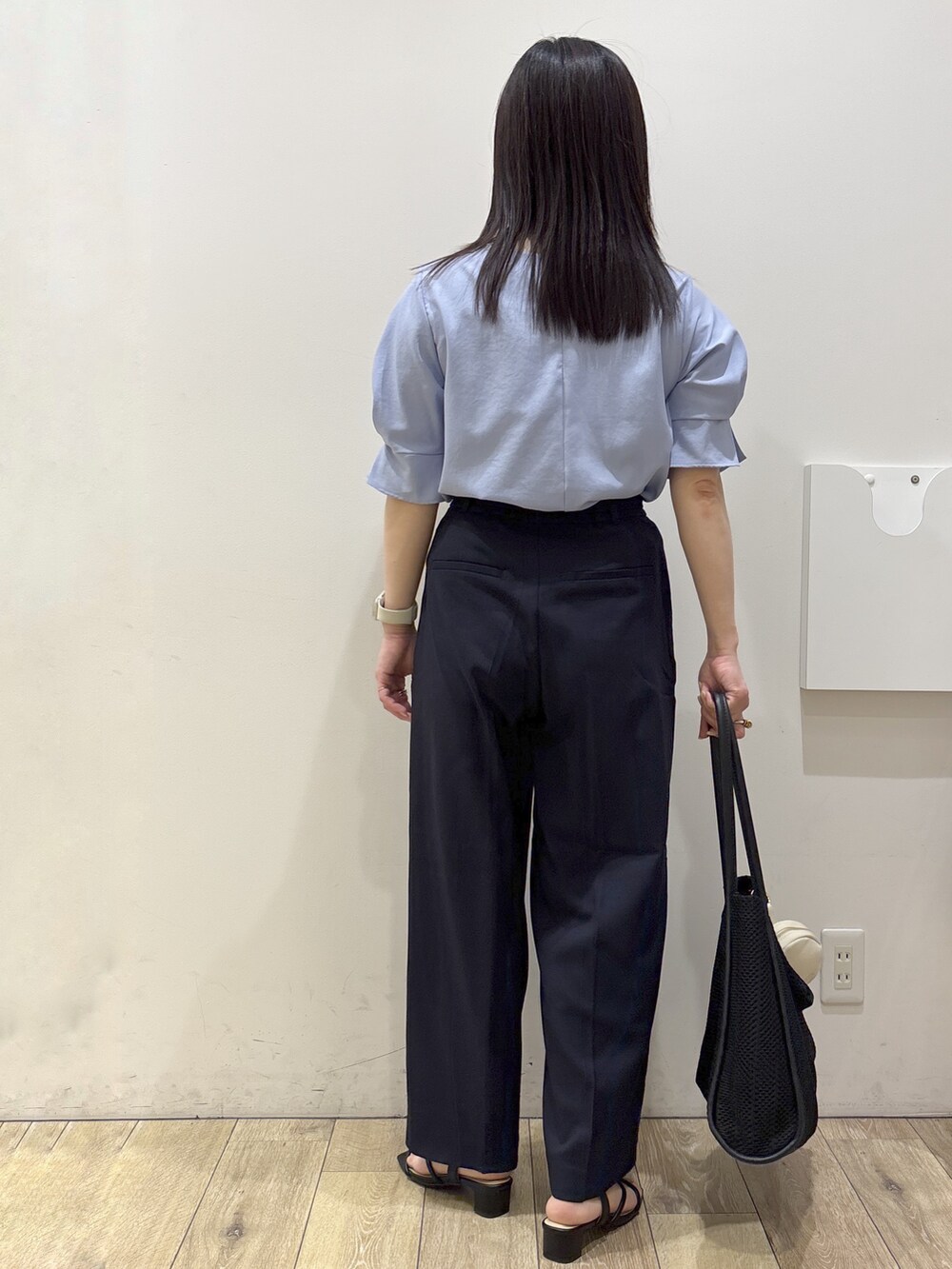 ブルー系のシャツ/ブラウス、ブルー系のその他パンツ、ブラック系のトートバッグを着用したレディースの夏コーディネートの3枚目の写真