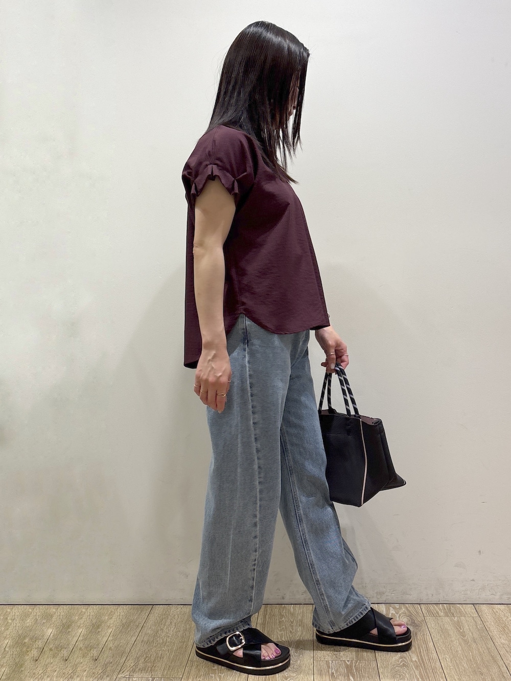 レッド系のシャツ/ブラウス、ブルー系のデニムパンツ、グレー系のトートバッグを着用したレディースの夏コーディネートの9枚目の写真