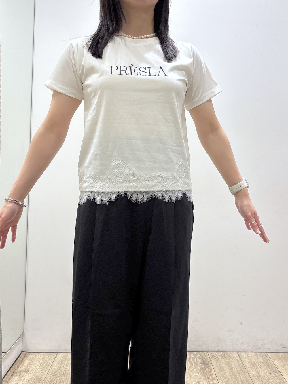 ホワイト系のTシャツ/カットソー、ブラック系のその他パンツ、ブラック系のトートバッグを着用したレディースの夏コーディネートの7枚目の写真