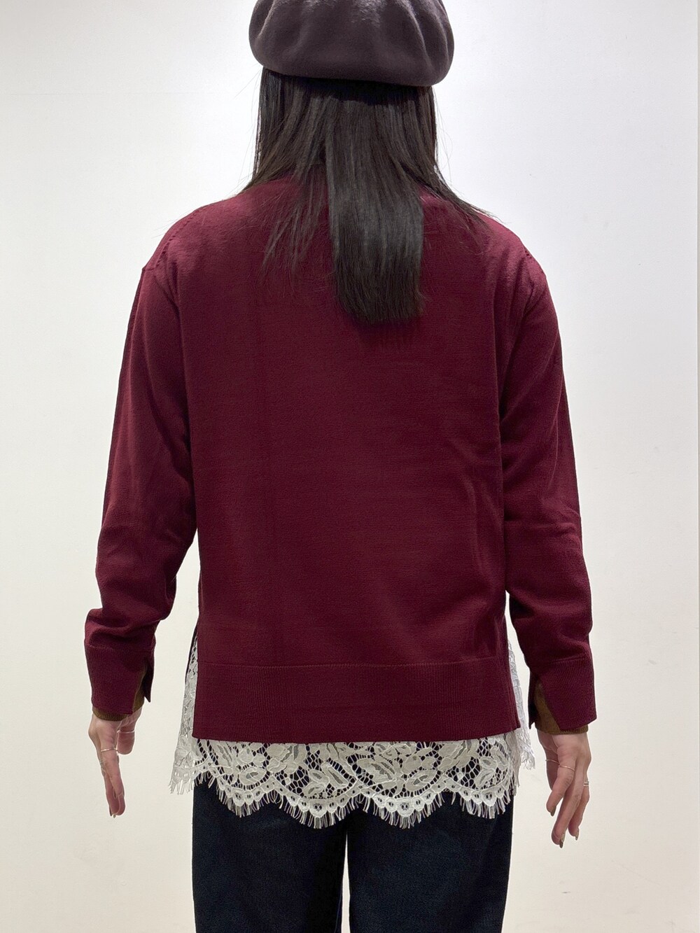 ブラウン系のノーカラーコート、レッド系のニット/セーター、ホワイト系のTシャツ/カットソーを着用したレディースの秋コーディネートの9枚目の写真